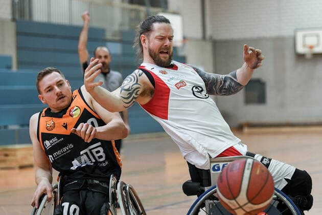 1 Wheelchair Basketball Bundesliga, RBC Koeln99ers vs Hannover United, 12 02 2022 Joe Bestwick RBC Koeln99ers 8 , Jan Haller Hannover United, 10 , 1 Wheelchair Basketball Bundesliga, RBC Koeln99ers vs Hannover United on 12 02 2022 in Sporthalle Bergischer Ring, in Cologne North Rhine Westphalia Copyright: xBEAUTIFULxSPORTS Mueller-Laschetx
