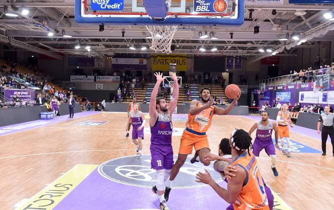 Cristiano Felicio Ratiopharm Ulm on the ball , Harper Kamp BG Goettingen L under the basket , Basketball, Bundesliga, BBL, BG Goettingen Ratiopharm Ulm , 12 02 2022, BG Goettingen Ratiopharm Ulm , Basketball, Bundesliga, GER, BBL, 12 02 2022 Goettingen Copyright: xEibner-Pressefotox-xRolandxSippelx