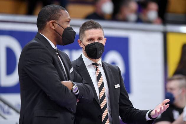 Tyron McCoy assistant coach, coach Ratiopharm Ulm and Jaka Lakovic head coach, coach Ratiopharm Ulm R with mask , Basketball, Bundesliga, BBL, BG Goettingen Ratiopharm Ulm , 12 02 2022, BG Goettingen Ratiopharm Ulm, Basketball, Bundesliga, GER, BBL, 12 02 2022 Goettingen Copyright: xEibner-Pressefotox-xRolandxSippelx