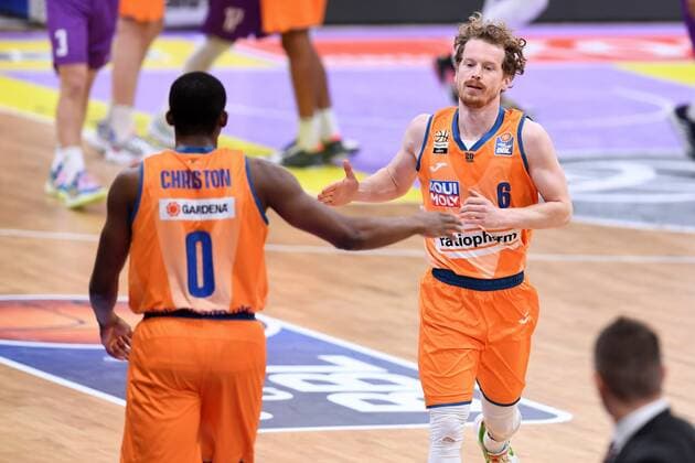 Semaj Christon Ratiopharm Ulm L and Per Guenther R , Basketball, Bundesliga, BBL, BG Goettingen Ratiopharm Ulm , 12 02 2022, BG Goettingen Ratiopharm Ulm, Basketball, Bundesliga, GER, BBL, 12 02 2022 Goettingen Copyright: xEibner-Pressefotox-xRolandxSippelx
