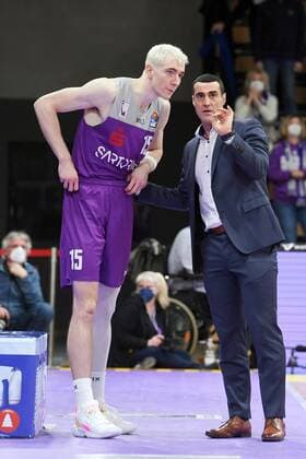 Philipp Hartwich BG Goettingen and Roel Moors coach, head coach BG Goettingen R , Basketball, Bundesliga, BBL, BG Goettingen Ratiopharm Ulm , 12 02 2022, BG Goettingen Ratiopharm Ulm, Basketball, Bundesliga, GER, BBL, 12 02 2022 Goettingen Copyright: xEibner-Pressefotox-xRolandxSippelx