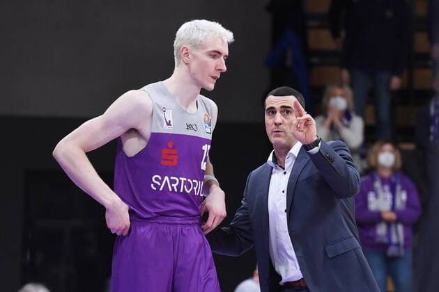 Philipp Hartwich BG Goettingen and Roel Moors coach, head coach BG Goettingen R , Basketball, Bundesliga, BBL, BG Goettingen Ratiopharm Ulm , 12 02 2022, BG Goettingen Ratiopharm Ulm, Basketball, Bundesliga, GER, BBL, 12 02 2022 Goettingen Copyright: xEibner-Pressefotox-xRolandxSippelx