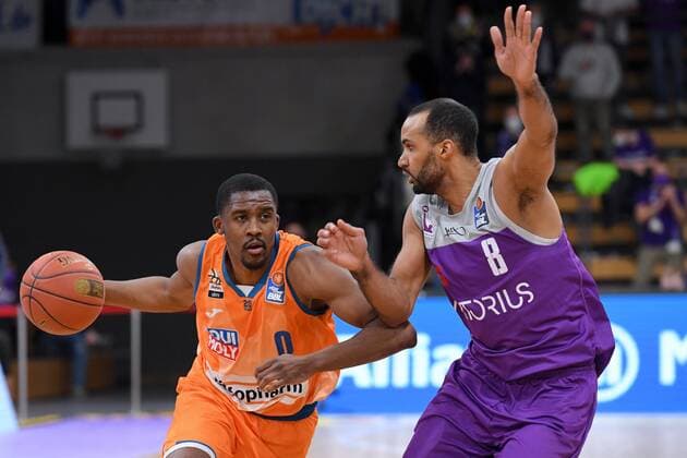 Semaj Christon Ratiopharm Ulm on the ball and Akeem Vargas BG Goettingen , Basketball, Bundesliga, BBL, BG Goettingen Ratiopharm Ulm , 12 02 2022, BG Goettingen Ratiopharm Ulm, Basketball, Bundesliga, GER, BBL, 12 02 2022 Goettingen Copyright: xEibner-Pressefotox-xRolandxSippelx