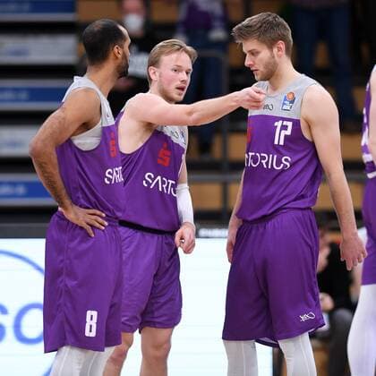 Harald Frey BG Goettingen M , Akeem Vargas L and Mathis Moenninghoff R discuss , Basketball, Bundesliga, BBL, BG Goettingen Ratiopharm Ulm , 12 02 2022, BG Goettingen Ratiopharm Ulm, Basketball, Bundesliga, GER, BBL, 12 02 2022 Goettingen Copyright: xEibner-Pressefotox-xRolandxSippelx