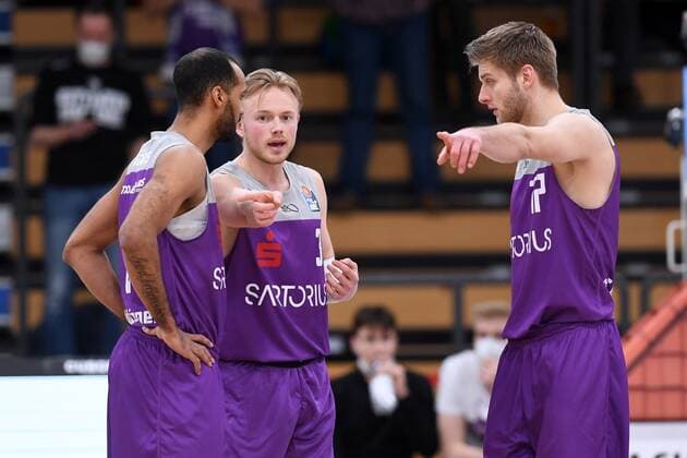 Harald Frey BG Goettingen M , Akeem Vargas L and Mathis Moenninghoff R discuss , Basketball, Bundesliga, BBL, BG Goettingen Ratiopharm Ulm , 12 02 2022, BG Goettingen Ratiopharm Ulm, Basketball, Bundesliga, GER, BBL, 12 02 2022 Goettingen Copyright: xEibner-Pressefotox-xRolandxSippelx