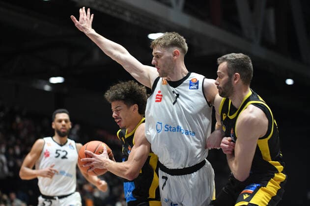 Jonah Radebaugh MHP RIESEN Ludwigsburg on the ball, Jonas Richter Niners Chemnitz center, Trent Lockett Niners Chemnitz left and Jonas Wohlfarth Bottermann MHP RIESEN Ludwigsburg right , Niners Chemnitz vs MHP RIESEN Ludwigsburg, easycredit Basketball Bundesliga, 12 02 2022 Niners Chemnitz vs MHP RIESEN Ludwigsburg, easycredit Basketball Bundesliga, 12 02 2022 Chemnitz Copyright: xBertxHarzer xEibner-xPressefotox