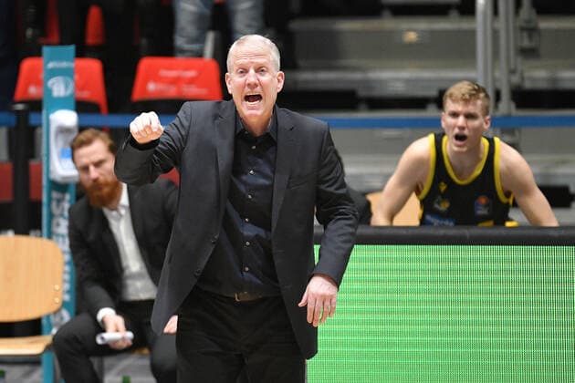 John Patrick coach, head coach, MHP RIESEN Ludwigsburg center, gives instructions, Niners Chemnitz vs MHP RIESEN Ludwigsburg, easycredit Basketball Bundesliga, 12 02 2022 Niners Chemnitz vs MHP RIESEN Ludwigsburg, easycredit Basketball Bundesliga, 12 02 2022 Chemnitz Copyright: xBertxHarzer xEibner-xPressefotox