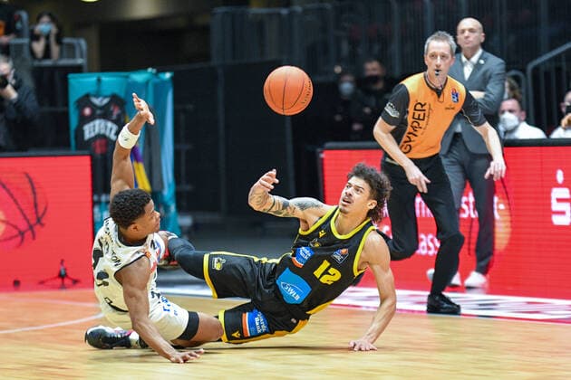 Eric Washington Niners Chemnitz left and Jonah Radebaugh MHP RIESEN Ludwigsburg right , Niners Chemnitz vs MHP RIESEN Ludwigsburg, easycredit Basketball Bundesliga, 12 02 2022 Niners Chemnitz vs MHP RIESEN Ludwigsburg, easycredit Basketball Bundesliga, 12 02 2022 Chemnitz Copyright: xBertxHarzer xEibner-xPressefotox