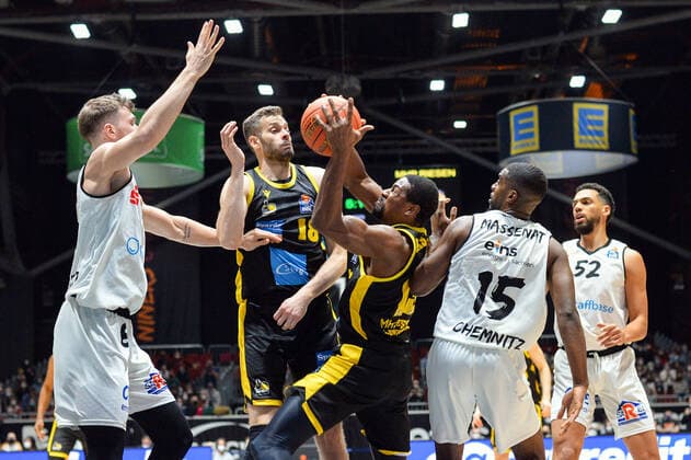 Jan Niklas Wimberg Niners Chemnitz left , Jonas Wohlfarth Bottermann MHP RIESEN Ludwigsburg 2 v left , Frantz Massenat Niners Chemnitz 2 v right , Yorman Polas Bartolo MHP RIESEN Ludwigsburg on the ball, Trent Lockett Niners Chemnitz right , Niners Chemnitz vs MHP RIESEN Ludwigsburg, easycredit Basketball Bundesliga, 12 02 2022 Niners Chemnitz vs MHP RIESEN Ludwigsburg, easycredit Basketball Bundesliga, 12 02 2022 Chemnitz Copyright: xBertxHarzer xEibner-xPressefotox