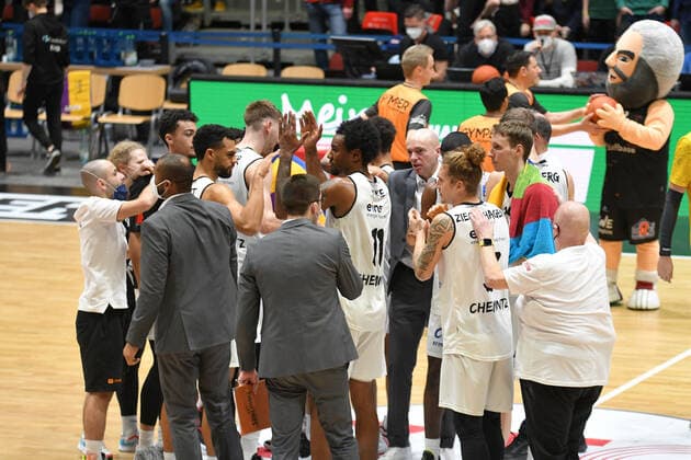 Team of Niners Chemnitz celebrates victory, Niners Chemnitz vs MHP RIESEN Ludwigsburg, easycredit Basketball Bundesliga, 12 02 2022 Niners Chemnitz vs MHP RIESEN Ludwigsburg, easycredit Basketball Bundesliga, 12 02 2022 Chemnitz Copyright: xBertxHarzer xEibner-xPressefotox