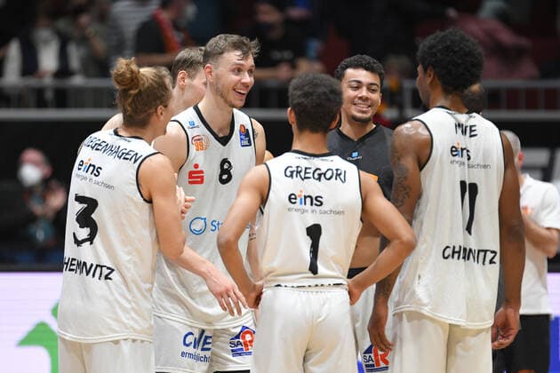 Team of Niners Chemnitz celebrates victory, Niners Chemnitz vs MHP RIESEN Ludwigsburg, easycredit Basketball Bundesliga, 12 02 2022 Niners Chemnitz vs MHP RIESEN Ludwigsburg, easycredit Basketball Bundesliga, 12 02 2022 Chemnitz Copyright: xBertxHarzer xEibner-xPressefotox