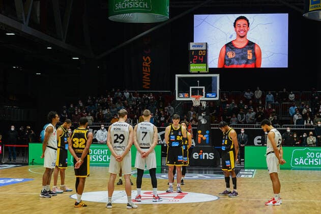 Moving speech and minute of silence for Noah Yannik Berge who died last week he played in the Chemnitz junior teams of the Niners, Niners Chemnitz vs MHP RIESEN Ludwigsburg, easycredit Basketball Bundesliga, 12 02 2022 Niners Chemnitz vs MHP RIESEN Ludwigsburg, easycredit Basketball Bundesliga, 12 02 2022 Chemnitz Copyright: xBertxHarzer xEibner-xPressefotox