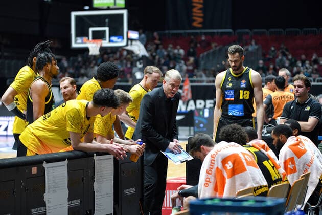John Patrick coach, head coach, MHP RIESEN Ludwigsburg gives instructions to his team, Niners Chemnitz vs MHP RIESEN Ludwigsburg, easycredit Basketball Bundesliga, 12 02 2022 Niners Chemnitz vs MHP RIESEN Ludwigsburg, easycredit Basketball Bundesliga, 12 02 2022 Chemnitz Copyright: xBertxHarzer xEibner-xPressefotox