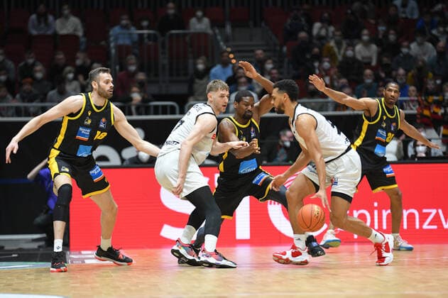 Trent Lockett Niners Chemnitz on the ball, Jonas Wohlfarth Bottermann MHP RIESEN Ludwigsburg li , Jonas Richter Niners Chemnitz 2 v li , Yorman Polas Bartolo MHP RIESEN Ludwigsburg center, Niners Chemnitz vs MHP RIESEN Ludwigsburg, easycredit Basketball Bundesliga, 12 02 2022 Niners Chemnitz vs MHP RIESEN Ludwigsburg, easycredit Basketball Bundesliga, 12 02 2022 Chemnitz Copyright: xBertxHarzer xEibner-xPressefotox