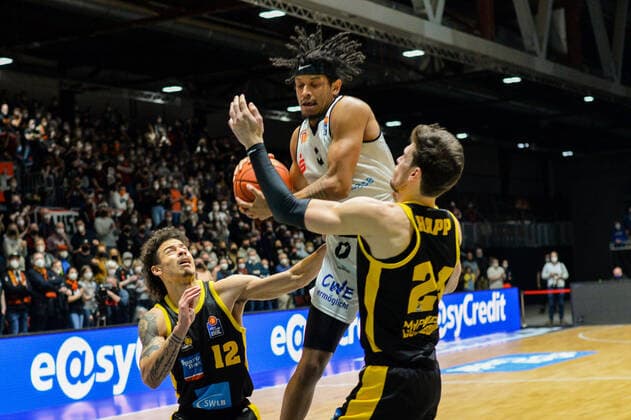 Nelson Weidemann Niners Chemnitz on the ball, Jonah Radebaugh MHP RIESEN Ludwigsburg left and Ethan Happ MHP RIESEN Ludwigsburg right , Niners Chemnitz vs MHP RIESEN Ludwigsburg, easycredit Basketball Bundesliga, 12 02 2022 Niners Chemnitz vs MHP RIESEN Ludwigsburg, easycredit Basketball Bundesliga, 12 02 2022 Chemnitz Copyright: xBertxHarzer xEibner-xPressefotox