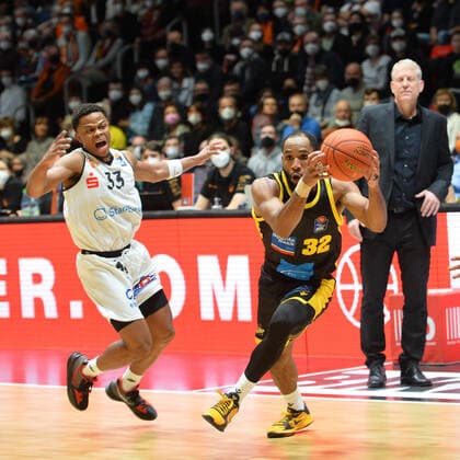 Tekele Cotton MHP RIESEN Ludwigsburg on the ball, Eric Washington Niners Chemnitz li , Niners Chemnitz vs MHP RIESEN Ludwigsburg, easycredit Basketball Bundesliga, 12 02 2022 Niners Chemnitz vs MHP RIESEN Ludwigsburg, easycredit Basketball Bundesliga, 12 02 2022 Chemnitz Copyright: xBertxHarzer xEibner-xPressefotox