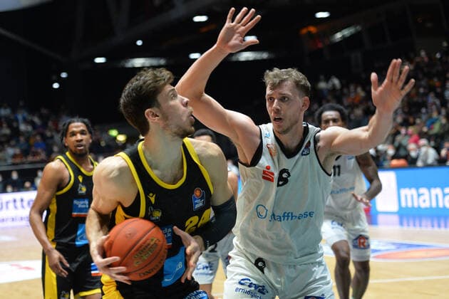 Ethan Happ MHP RIESEN Ludwigsburg on the ball, Jan Niklas Wimberg Niners Chemnitz re , Niners Chemnitz vs MHP RIESEN Ludwigsburg, easycredit Basketball Bundesliga, 12 02 2022 Niners Chemnitz vs MHP RIESEN Ludwigsburg, easycredit Basketball Bundesliga, 12 02 2022 Chemnitz Copyright: xBertxHarzer xEibner-xPressefotox