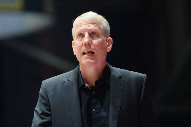 John Patrick Trainer, Head Coach, MHP RIESEN Ludwigsburg with a skeptical look at the scoreboard, Niners Chemnitz vs MHP RIESEN Ludwigsburg, easycredit Basketball Bundesliga, 12 02 2022 Niners Chemnitz vs MHP RIESEN Ludwigsburg, easycredit Basketball Bundesliga, 12 02 2022 Chemnitz Copyright: xBertxHarzer xEibner-xPressefotox