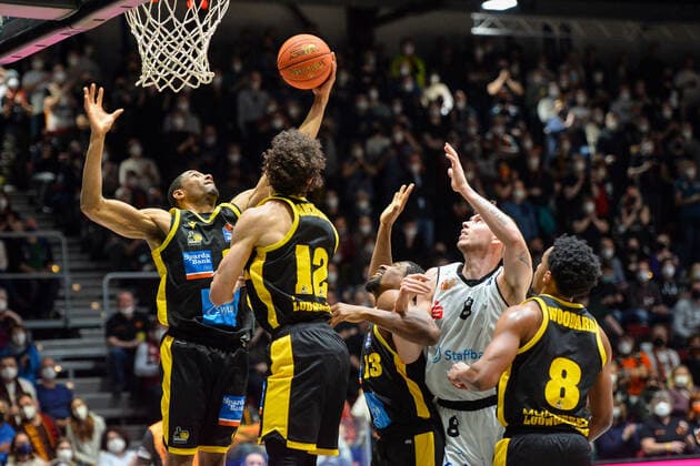 Tremmell Darden MHP RIESEN Ludwigsburg on the ball, James Woodard MHP RIESEN Ludwigsburg r , Jan Niklas Wimberg Niners Chemnitz 2 v r , Yorman Polas Bartolo MHP RIESEN Ludwigsburg center, Jonah Radebaugh MHP RIESEN Ludwigsburg 2 v li , Niners Chemnitz vs MHP RIESEN Ludwigsburg, easycredit Basketball Bundesliga, 12 02 2022 Niners Chemnitz vs MHP RIESEN Ludwigsburg, easycredit Basketball Bundesliga, 12 02 2022 Chemnitz Copyright: xBertxHarzer xEibner-xPressefotox