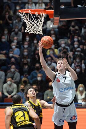 Jonas Richter Niners Chemnitz on the ball, Jonah Radebaugh MHP RIESEN Ludwigsburg center, Niners Chemnitz vs MHP RIESEN Ludwigsburg, easycredit Basketball Bundesliga, 12 02 2022 Niners Chemnitz vs MHP RIESEN Ludwigsburg, easycredit Basketball Bundesliga, 12 02 2022 Chemnitz Copyright: xBertxHarzer xEibner-xPressefotox