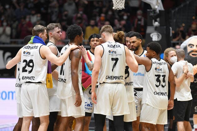 Team of Niners Chemnitz celebrates victory, Niners Chemnitz vs MHP RIESEN Ludwigsburg, easycredit Basketball Bundesliga, 12 02 2022 Niners Chemnitz vs MHP RIESEN Ludwigsburg, easycredit Basketball Bundesliga, 12 02 2022 Chemnitz Copyright: xBertxHarzer xEibner-xPressefotox