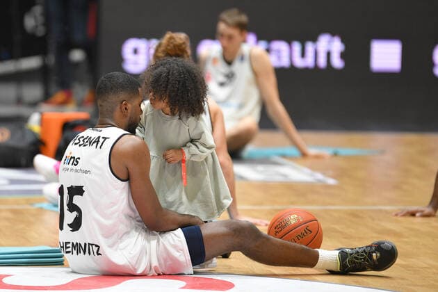 Frantz Massenat Niners Chemnitz with daughter, Niners Chemnitz vs MHP RIESEN Ludwigsburg, easycredit Basketball Bundesliga, 12 02 2022 Niners Chemnitz vs MHP RIESEN Ludwigsburg, easycredit Basketball Bundesliga, 12 02 2022 Chemnitz Copyright: xBertxHarzer xEibner-xPressefotox