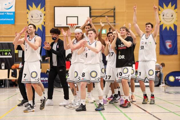 2. Basketball Bundesliga ProB Basketball ART Giants Düsseldorf gegen WWU Baskets Münster, 12.02.2022 Jubel nach dem sieg der ART Giants Duesseldorf; 2. Basketball Bundesliga ProB Basketball ART Giants Düsseldorf gegen WWU Baskets Münster am 12.02.2022, Duesseldorf. Copyright: xBEAUTIFULxSPORTS KennyxBeelex