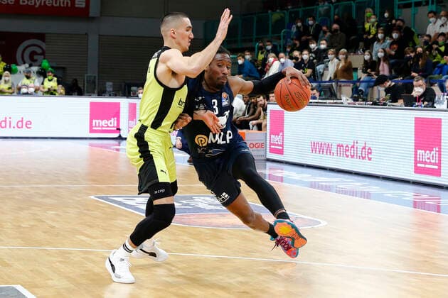 21 Matchday of the easyCredit BBL Basketball Bundesliga at Oberfrankenhalle in Bayreuth Season 2021 2022 Medi Bayreuth vs MLP Academics Heidelberg Philip Jalalpoor Medi Bayreuth 7 left Robert Lowery MLP Academics Heidelberg 3 right