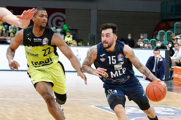 21 Matchday of the easyCredit BBL Basketball Bundesliga at Oberfrankenhalle in Bayreuth Season 2021 2022 Medi Bayreuth vs MLP Academics Heidelberg Cameron Wells Medi Bayreuth 22 left Jordan Geist MLP Academics Heidelberg 15 right