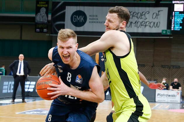 21 Matchday of the easyCredit BBL Basketball Bundesliga at Oberfrankenhalle in Bayreuth Season 2021 2022 Medi Bayreuth vs MLP Academics Heidelberg Martynas Sajus Medi Bayreuth 19 right Maximilian Ugrai MLP Academics Heidelberg 8 left