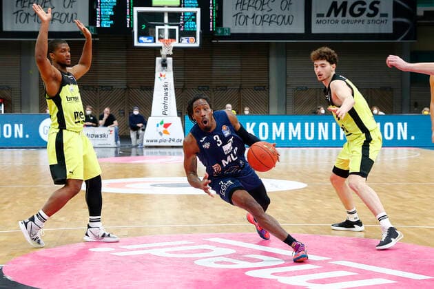 21 Matchday of the easyCredit BBL Basketball Bundesliga at Oberfrankenhalle in Bayreuth Season 2021 2022 Medi Bayreuth vs MLP Academics Heidelberg Cameron Wells Medi Bayreuth 22 left Kay Bruhnke Medi Bayreuth 9 right Robert Lowery MLP Academics Heidelberg 3 center