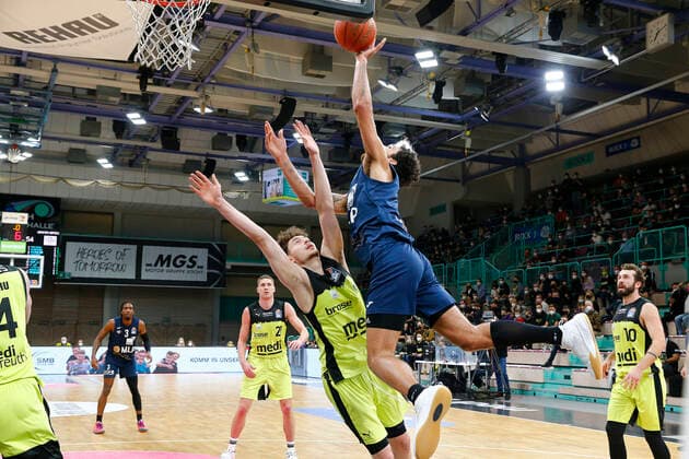 21 Matchday of the easyCredit BBL Basketball Bundesliga at Oberfrankenhalle in Bayreuth Season 2021 2022 Medi Bayreuth vs MLP Academics Heidelberg Kay Bruhnke Medi Bayreuth 9 left Brekkott Chapman MLP Academics Heidelberg 1 right