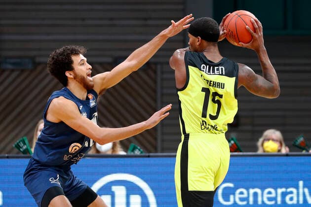 21 Matchday of the easyCredit BBL Basketball Bundesliga at Oberfrankenhalle in Bayreuth Season 2021 2022 Medi Bayreuth vs MLP Academics Heidelberg Terry Allen Medi Bayreuth 15 right Brekkott Chapman MLP Academics Heidelberg 1 left