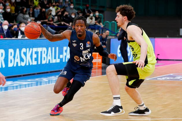 21 Matchday of the easyCredit BBL Basketball Bundesliga in the Oberfrankenhalle in Bayreuth Season 2021 2022 Medi Bayreuth vs MLP Academics Heidelberg Kay Bruhnke Medi Bayreuth 9 right Robert Lowery MLP Academics Heidelberg 3 left