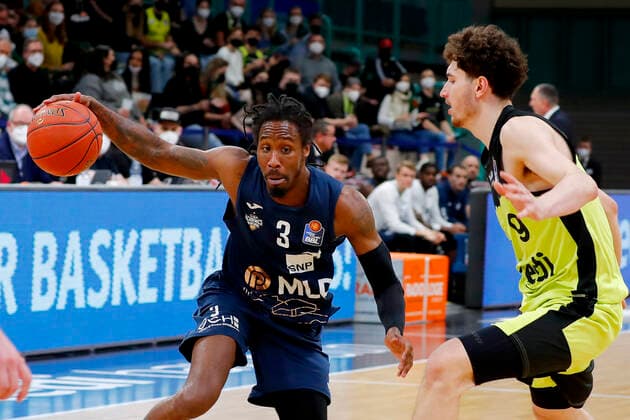 21 Matchday of the easyCredit BBL Basketball Bundesliga in the Oberfrankenhalle in Bayreuth Season 2021 2022 Medi Bayreuth vs MLP Academics Heidelberg Kay Bruhnke Medi Bayreuth 9 right Robert Lowery MLP Academics Heidelberg 3 left
