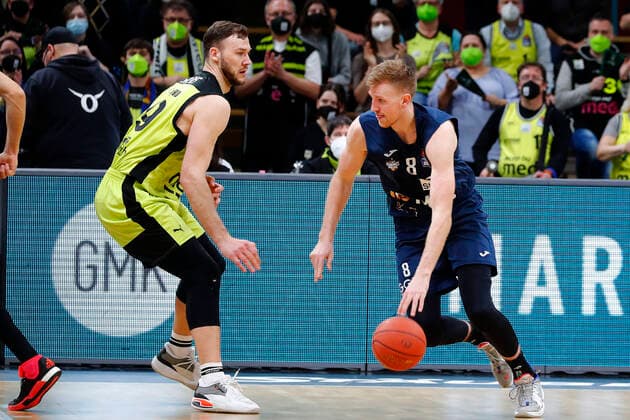 21 Matchday of the easyCredit BBL Basketball Bundesliga at Oberfrankenhalle in Bayreuth Season 2021 2022 Medi Bayreuth vs MLP Academics Heidelberg Martynas Sajus Medi Bayreuth 19 left Maximilian Ugrai MLP Academics Heidelberg 8 right