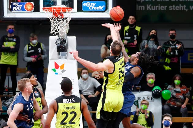 21 Matchday of the easyCredit BBL Basketball Bundesliga at Oberfrankenhalle in Bayreuth Season 2021 2022 Medi Bayreuth vs MLP Academics Heidelberg Martynas Sajus Medi Bayreuth 19 left Robert Lowery MLP Academics Heidelberg 3 right