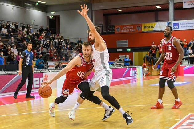 Martins Laksa, Tomas Kyzlink 21. Spieltag, Basketball Bundesliga, Basketball Saison 2021 2022, Deutschland, easyCredit BBL, Germany, Giessen 46ers, giessen rot, Herren, Jobstairs GIESSEN 46ers - Brose Baskets Bamberg,Männer, Bamberg in weiß grau
