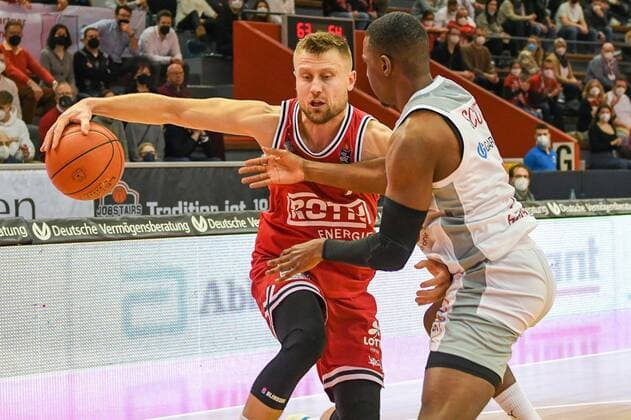 Martins Laksa, Shannon Scott 21. Spieltag, Basketball Bundesliga, Basketball Saison 2021 2022, Deutschland, easyCredit BBL, Germany, Giessen 46ers, giessen rot, Herren, Jobstairs GIESSEN 46ers - Brose Baskets Bamberg,Männer, Bamberg in weiß grau