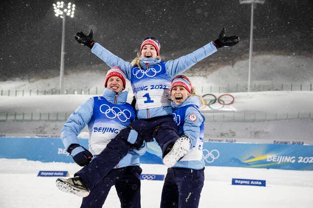 Bilder des Jahres 2022, Sport 02 Februar Sport Themen der Woche KW06 Sport Bilder des Tages 220213 Tarjei Bo, Marte Olsbu Roiseland and Tiril Eckhoff of Norway celebrates after competing in women s biathlon 10 km pursuit during day 9 of the 2022 Winter Olympics on February 13, 2022 in Zhangjiakou. Photo: Vegard Grott BILDBYRAN kod VG JM0281 bbeng skidskytte biathlon skiskyting Olympic Games, Olympische Spiele, Olympia, OS olympics winter olympics os ol olympiska spel vinter-os olympiske leker peking peking 2022 beijing 2022 beijing 2022 olympic games beijing 2022 winter olympic games peking-os beijing-ol vinter-ol jaktstart dam jubel norge *** 220213 Tarjei Bo, Marte Olsbu Roiseland and Tiril Eckhoff of Norway celebrates after competing in women s biathlon 10 km pursuit during day 9 of the 2022 Winter Olympics on February 13, 2022 in Zhangjiakou Photo Vegard Grott BILDBYRAN kod VG JM0281 bbeng biathlon biathlon biathlon olymp games olympics winter olympics os ol olympic games winter os olympic games peking peking 2022 beijing 2022 beijing 2022 olympic games beijing 2022 winter olympic games peking os beijing ol winter ol jaktstart dam jubel norge,  Copyright: VEGARDxGRoTT BB220213VG083
