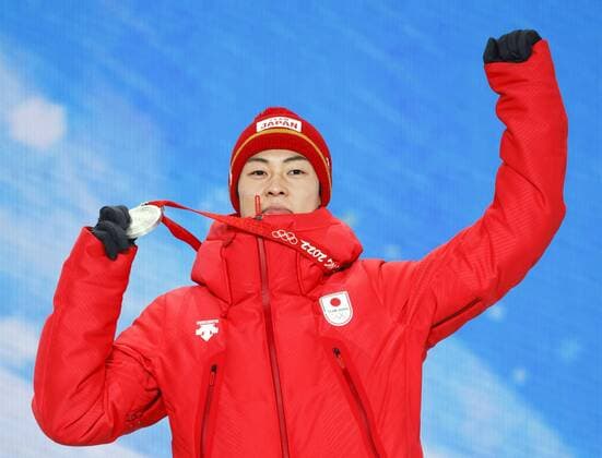 Beijing Olympics: Ski jumping, Skispringen, Ski, nordisch Ryoyu Kobayashi of Japan poses with his silver medal during the medal ceremony for the men s large hill individual ski jumping at the Beijing Winter Olympics on Feb. 13, 2022, in Zhangjiakou, China.  A14AA0001238440P