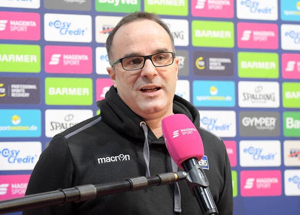 13 02 2022, xemx, basketball BBL Bundesliga, FC Bayern Muenchen basketball Frankfurt Skyliners emspor, v l head coach Diego Ocampo Frankfurt Skyliners during interview Muenchen