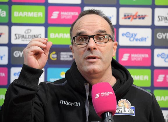 13 02 2022, xemx, basketball BBL Bundesliga, FC Bayern Muenchen basketball Frankfurt Skyliners emspor, v l head coach Diego Ocampo Frankfurt Skyliners during interview Muenchen