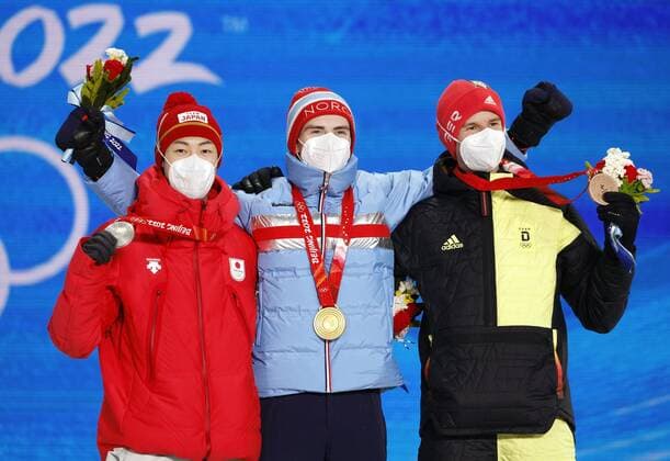 Beijing Olympics: Ski jumping, Skispringen, Ski, nordisch (From L) silver medalist Ryoyu Kobayashi of Japan, gold medalist Marius Lindvik of Norway and bronze medalist Karl Geiger of Germany pose for a photo during the medal ceremony for the men s large hill individual ski jumping at the Beijing Winter Olympics on Feb. 13, 2022, in Zhangjiakou, China.  A14AA0001238447P