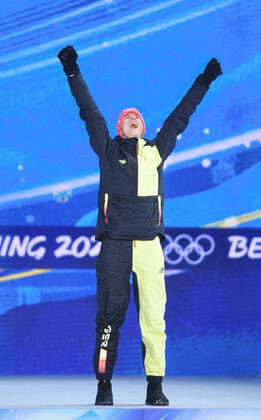 (220213) -- ZHANGJIAKOU, Feb. 13, 2022 -- Bronze medalist Karl Geiger of Germany reacts during the awarding ceremony of Ski jumping, Skispringen, Ski, nordisch men s large hill individual at Zhangjiakou Medals Plaza of the Winter Olympics in Zhangjiakou, north China s Hebei Province, Feb. 13, 2022. ) (BEIJING2022)CHINA- ZHANGJIAKOU-OLYMPIC Winter games, Winterspiele,Spiele, Summer games AWARDING CEREMONY (CN) DaixTianfang