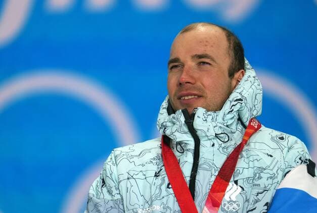 China Olympics 2022 Medal Ceremony 8113527 13.02.2022 Gold medalist Russian Olympic Committee s Alexey Chervotkin poses during an award ceremony for the men s cross-country 4x10 km relay event during the Beijing 2022 Winter Olympic Games, Olympische Spiele, Olympia, OS at the Medals Plaza in Zhangjiakou, China. Pavel Bednyakov Sputnik Zhangjiakou China  Copyright: xPavelxBednyakovx