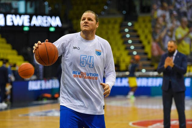 GER, Basketball,easy Credit BBL, EWE Baskets Oldenburg vs SYNTAINICS MBC 13 02 2022, EWE Arena, Oldenburg, GER, easy Credit BBL, EWE Baskets Oldenburg vs SYNTAINICS MBC , pictured John BRYANT SYNTAINICS MBC 54 throwing in before the game. nordphotoxRojahn nph00310