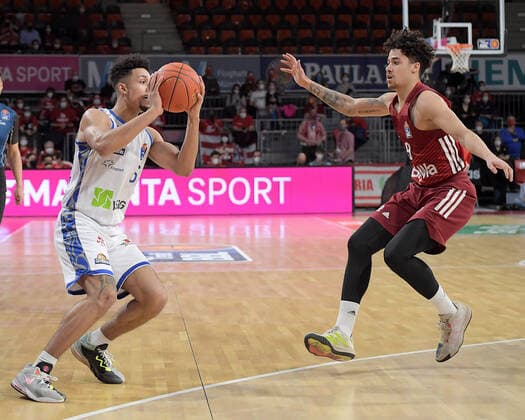 13 02 2022, xemx, Basketball BBL Bundesliga, FC Bayern Muenchen Basketball Frankfurt Skyliners emspor, f l Len Adam Schoormann Frankfurt Skyliners , Joshua Obiesie FC Bayern Basketball Muenchen