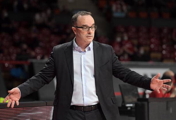13 02 2022, xemx, basketball BBL Bundesliga, FC Bayern Muenchen basketball Frankfurt Skyliners emspor, v l head coach Diego Ocampo Frankfurt Skyliners gives instructions, gestures with arms, gesticulate, gives instructions Muenchen