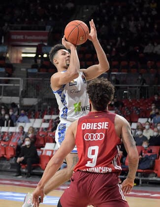 13 02 2022, xemx, Basketball BBL Bundesliga, FC Bayern Muenchen Basketball Frankfurt Skyliners emspor, f l Len Adam Schoormann Frankfurt Skyliners , Joshua Obiesie FC Bayern Basketball Muenchen